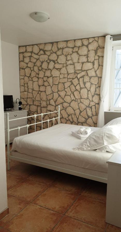 Auberge Le Lupin Blanc Revest-des-Brousses 外观 照片